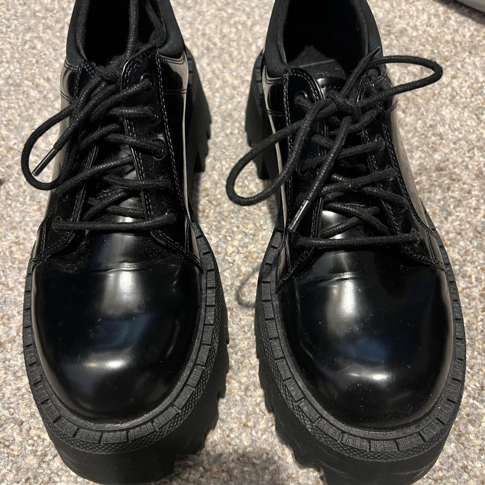 Zara Black Leather-like Oxfords with Classic Lace-Up Design